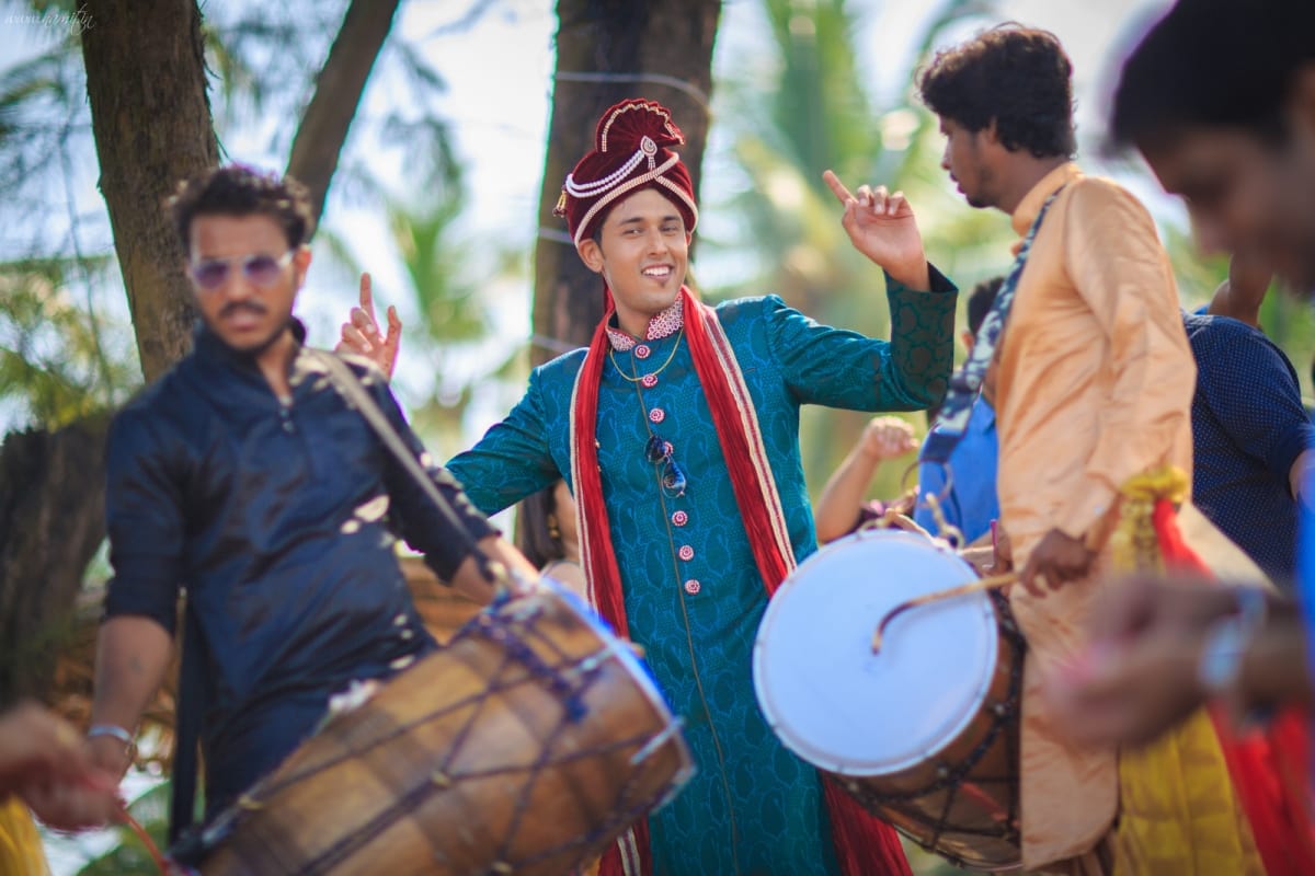 grooms dance in wedding:namit narlawar photography