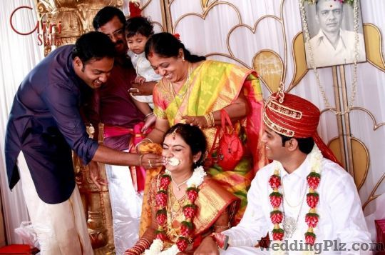Giri Stills Photographers and Videographers weddingplz