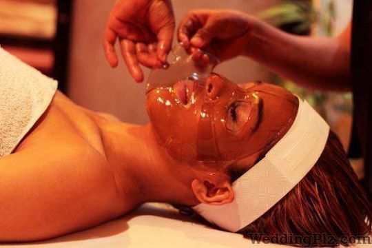 Laylaa Unisex Salon Beauty Parlours weddingplz