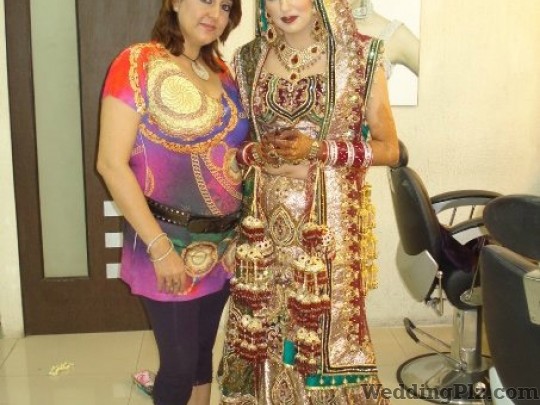 Meenakshi Dutt Makeovers Beauty Parlours weddingplz