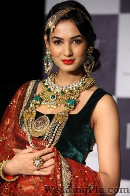 Alpa Khimani Make up and Hairstyling Experts Beauty Parlours weddingplz