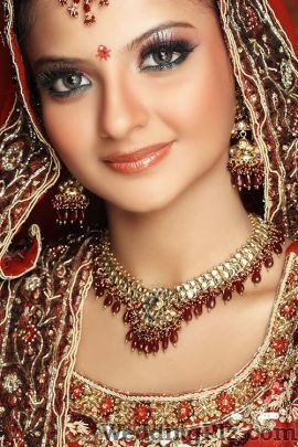 Arti Damania Beauty Parlours weddingplz