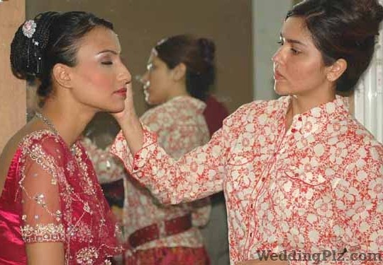 Shalini Vashisht Makeup Artist Beauty Parlours weddingplz