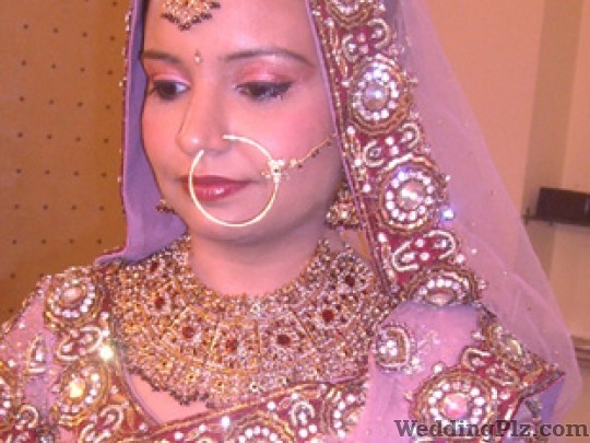 Shalini Vashisht Makeup Artist Beauty Parlours weddingplz