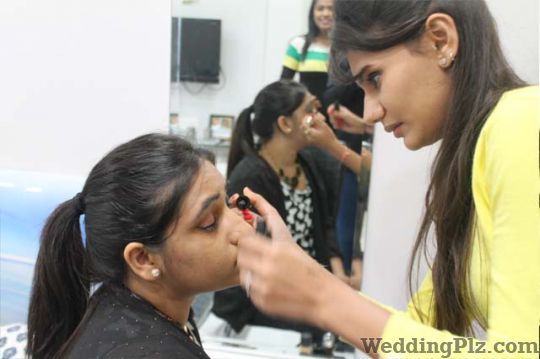 Hinal Mehta Makeup Artist Makeup Artists weddingplz