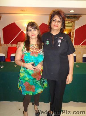 Meena Narula Makeovers Makeup Artists weddingplz