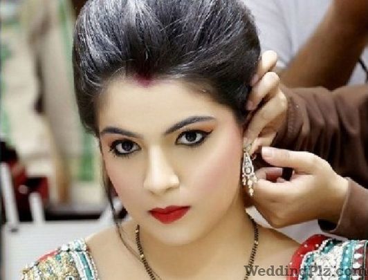 Asha Hariharan Academy of Hair and Makeup Makeup Artists weddingplz