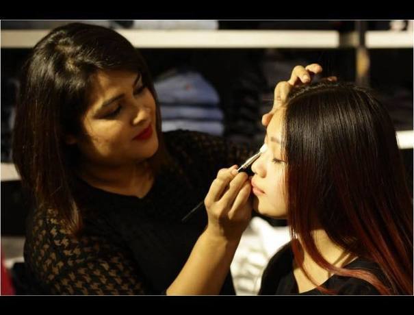 MakeUp and Hair by Gayatri Makeup Artists weddingplz