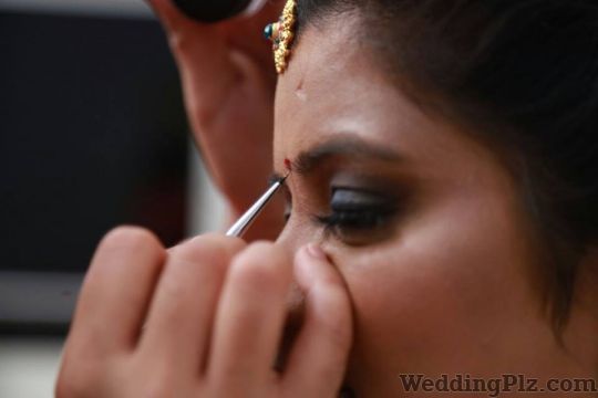 MakeUp and Hair by Gayatri Makeup Artists weddingplz