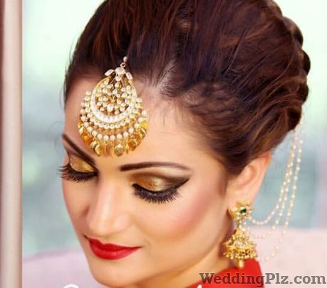 Harmeet Kaur Makeovers Makeup Artists weddingplz