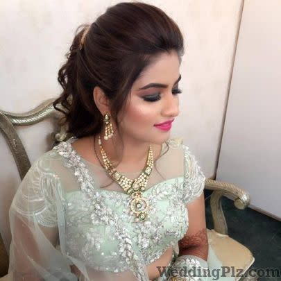 Pinks and Peaches Makeover Studio Makeup Artists weddingplz