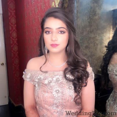Pinks and Peaches Makeover Studio Makeup Artists weddingplz