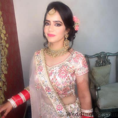 Pinks and Peaches Makeover Studio Makeup Artists weddingplz