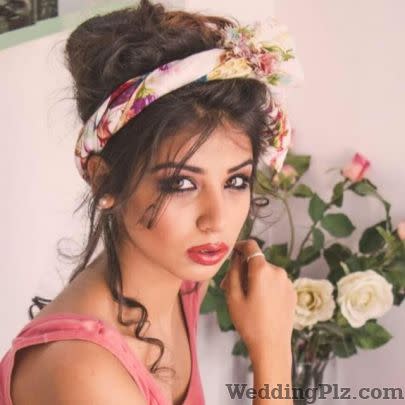 Sundra Bains Unisex salon Makeup Artists weddingplz